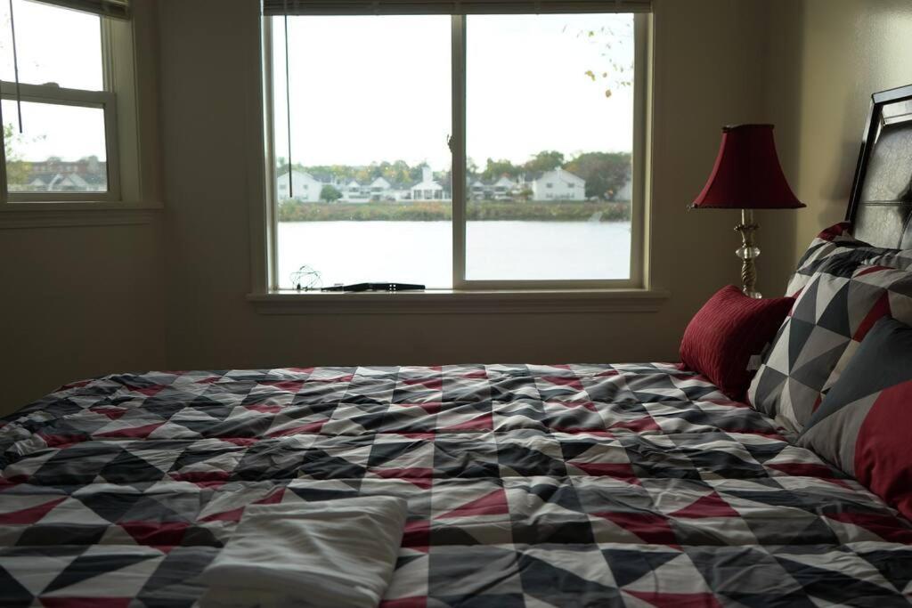 شقة تروي  في Queen Bed Beautiful Sunset W River View Fast Wifi المظهر الخارجي الصورة